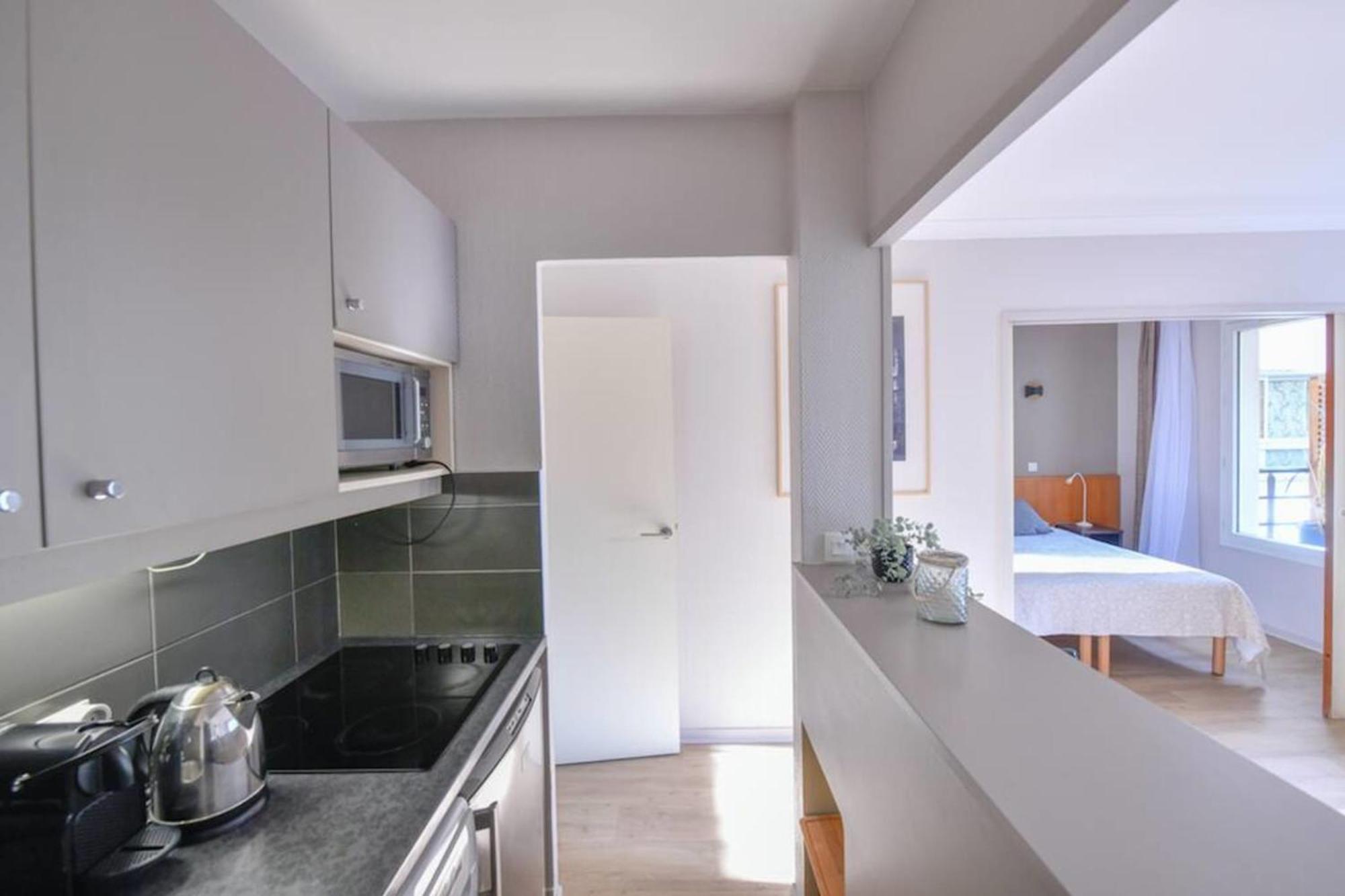 Appartamento Cosy With Balcony Near Buttes Chaumont Parigi